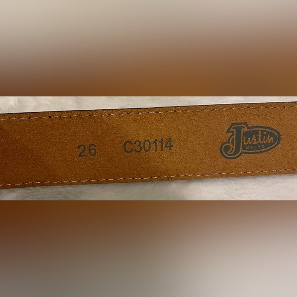 Justin brown leather belt, 26 inches, gorgeous horse/rose wreath - Picture 3 of 9